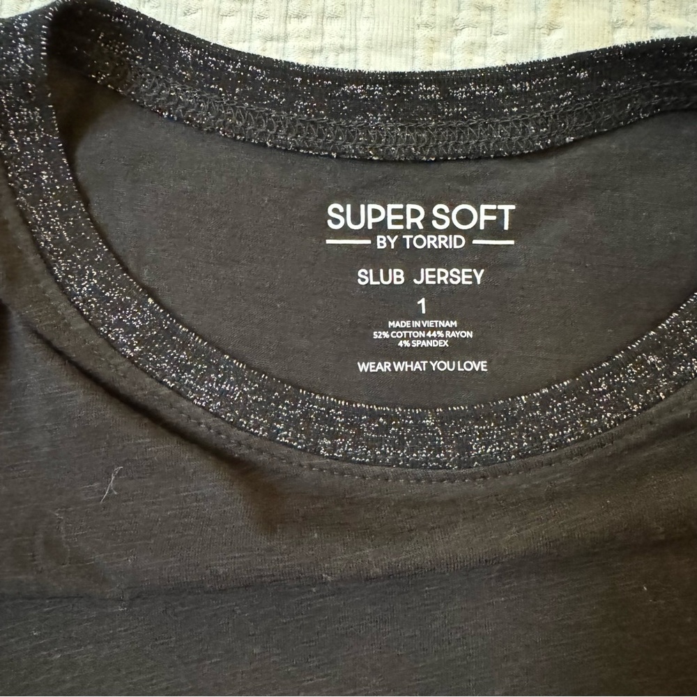 🏷️Torrid Super Soft Metallic Ringer Tee - Picture 3 of 5
